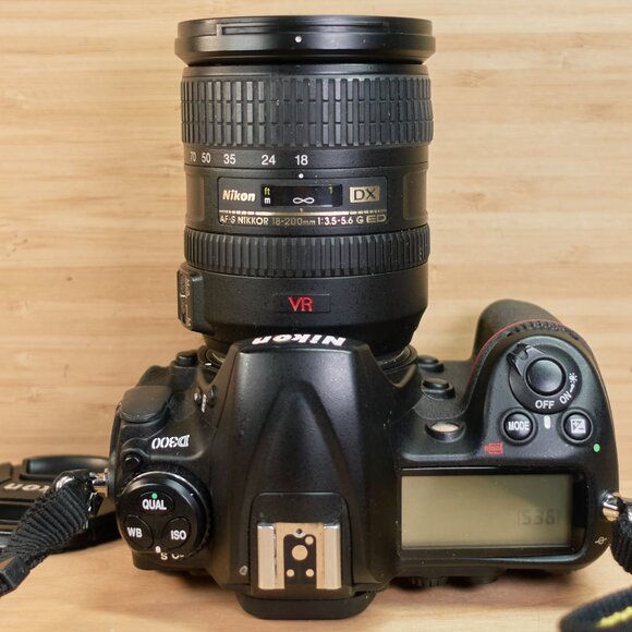 Nikon D300 dslr Camera 12.3MP with Nikkor AF-S DX VR 18-200mm Lens - Picture 6 of 12